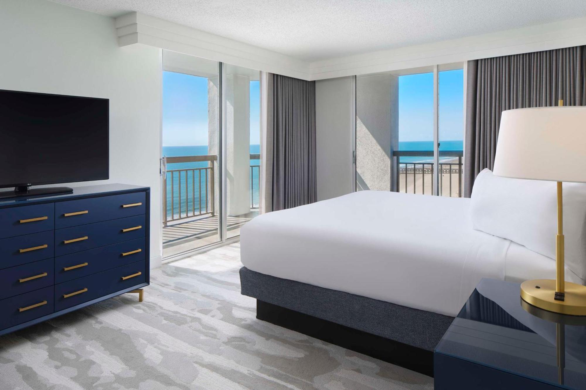Non-Smoking Deluxe Oceanfront Suite